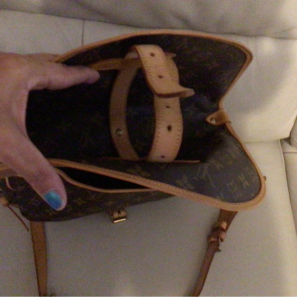 Louis Vuitton Saumur 35 Messenger Bag - Picture 5 of 16